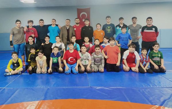 ECVET KURT’TAN GENÇ GÜREŞÇİLERE ZİYARET