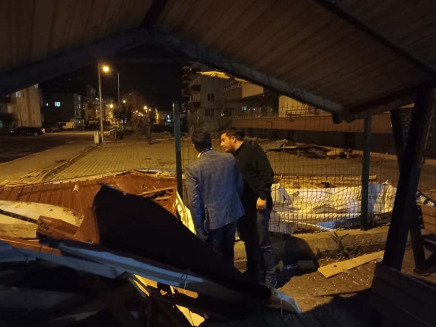Artvin'de şiddetli rüzgarın bazı çatıları uçurması nedeniyle 10 araç zarar gördü
