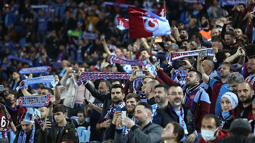 Trabzonspor taraftarları şehir merkezinde toplanmaya başladı