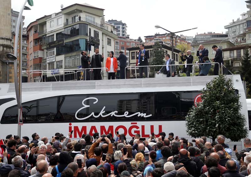 İBB Başkanı İmamoğlu, Rize'de vatandaşlarla bayramlaştı