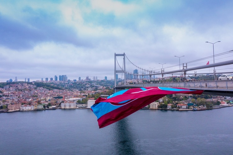 Trabzonspor'un Bayrağı 15 Temmuz Şehitler Köprüsü'ne Asıldı
