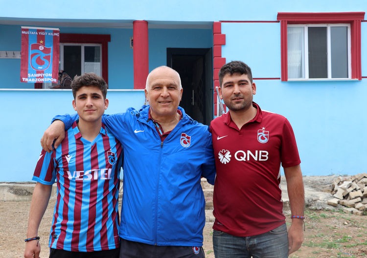 Trabzonspor'un Manisalı taraftarı şampiyonluk sevinci yaşıyor