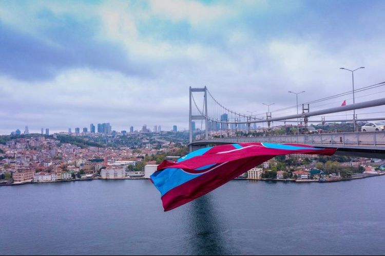 Trabzonspor, 15 Temmuz Şehitler Köprüsü'ne asılan bayrağın parçalarını satışa sundu