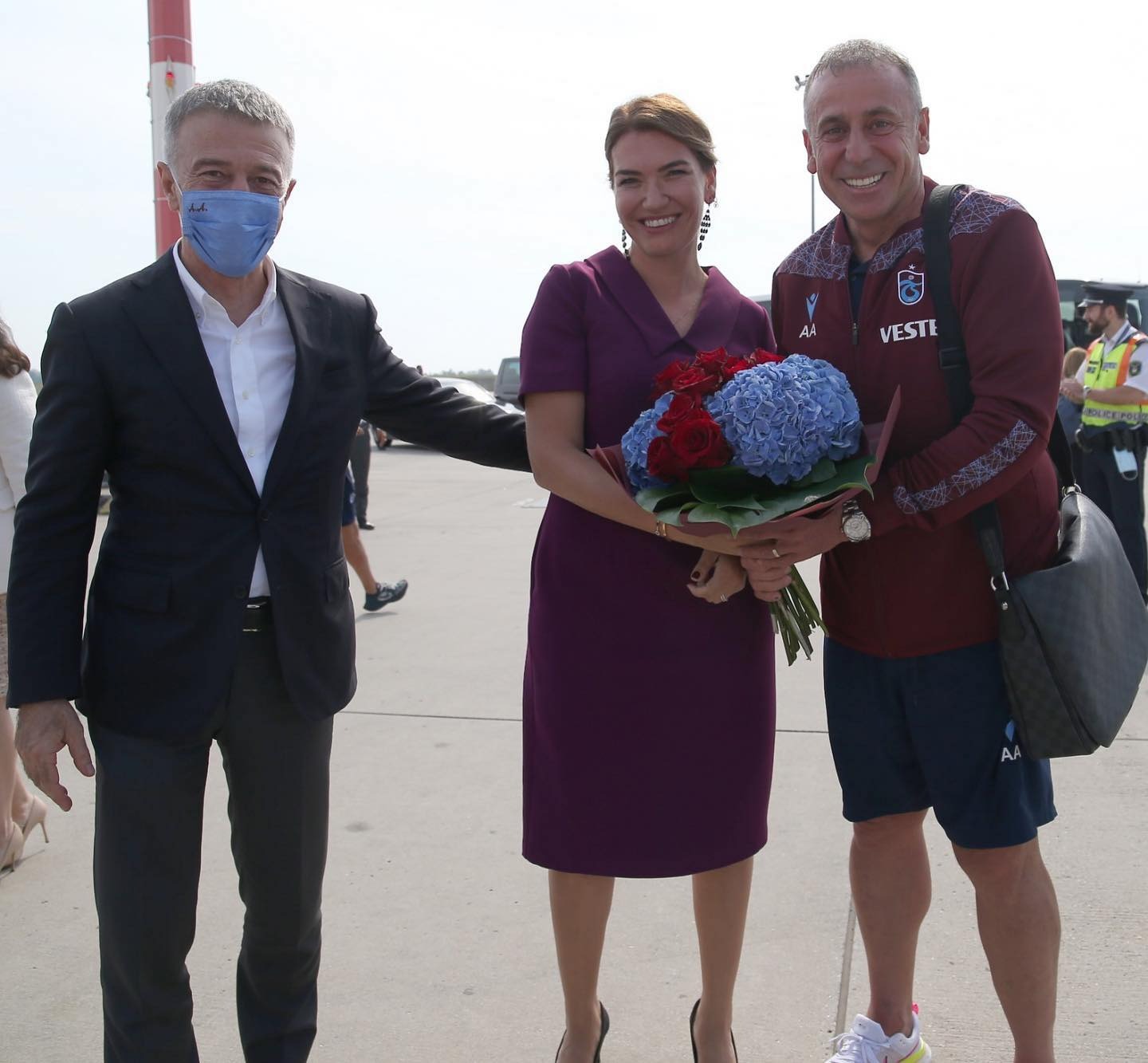 Trabzonspor’u Trabzonlu Budapeşte Büyükelçimiz havaalanında çiçekle karşıladı