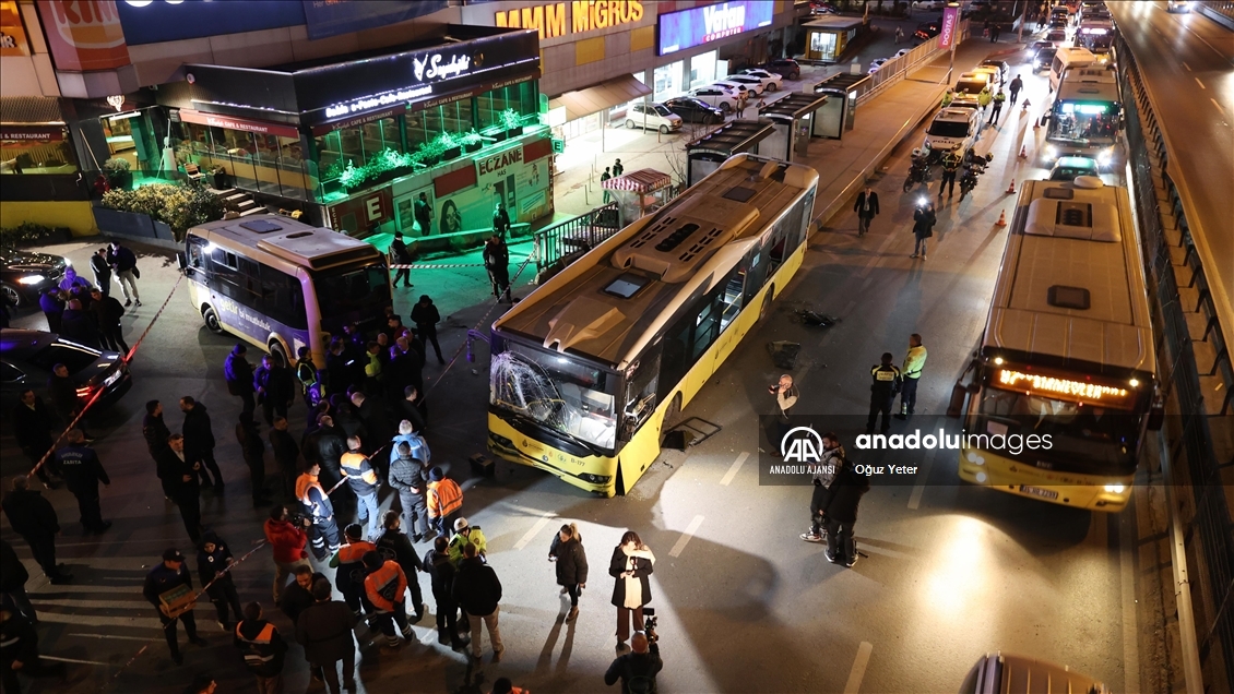Bahçelievler'de İETT otobüsü durakta bekleyen yolculara ve bir minibüse çarptı: 1 ölü, 5 yaralı