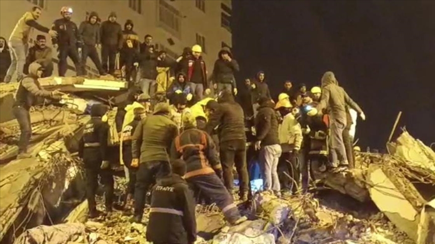 Diyarbakır'da ekipler kanepenin altından gelen sesin sahibine ulaşmaya çalışıyor