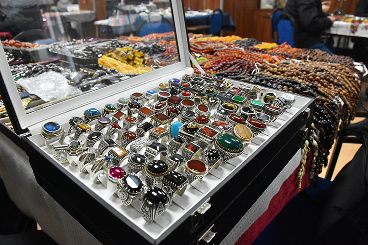 Eskişehir'in "tespih pazarı" kıraathanede kuruluyor