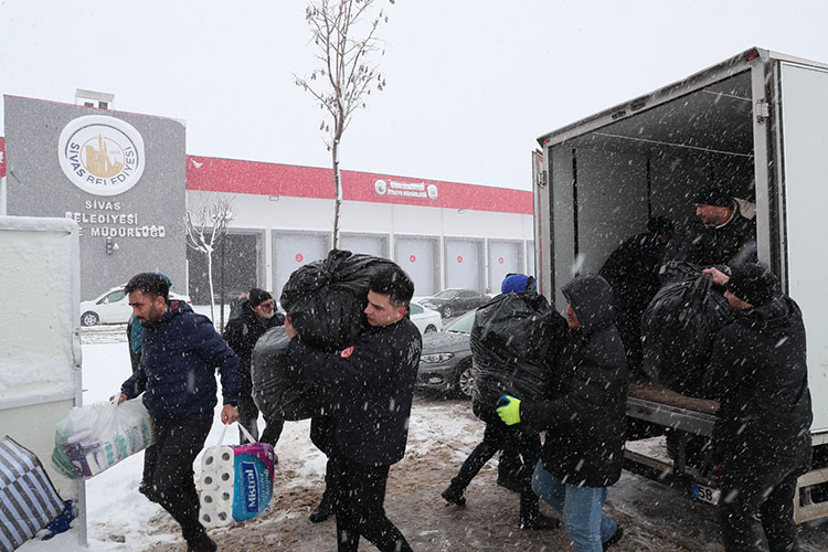 İç Anadolu'dan deprem bölgesine personel, araç ve yardım malzemesi gönderildi