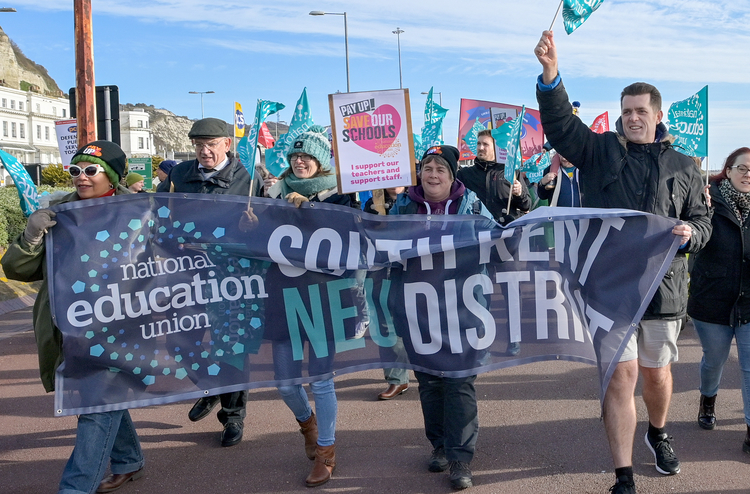 İngiltere'de on binlerce kişi "adil maaş" talebiyle son 10 yılın en büyük grevine gitti