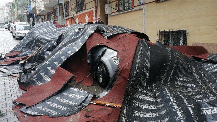 İstanbul'da lodos çatı uçmalarına ve ağaç devrilmelerine neden oldu