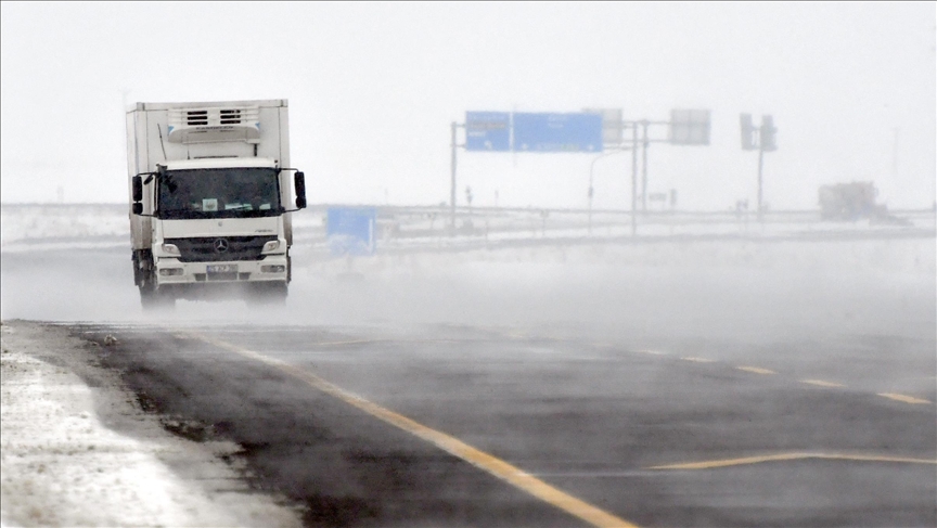 Kars ile Tunceli'de kar ve sis etkili oldu