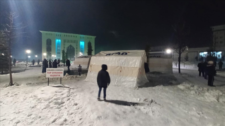 Mehmetçik, Malatya'da depremzedeler için çadır kuruyor