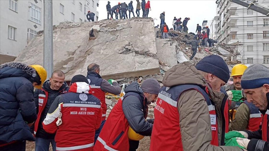 Öğretmenlerden oluşan MEB AKUB ekipleri arama kurtarma çalışmalarına katılıyor