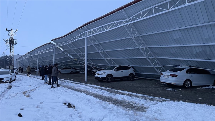 Şanlıurfa'da kar nedeniyle çöken tentenin altında kalan 44 araçta hasar oluştu