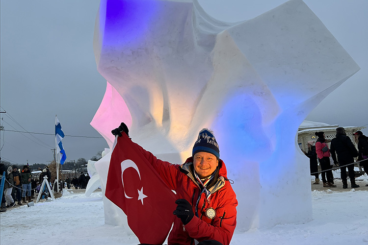 Türk akademisyenler ABD'deki buzdan heykel yarışmasında dünya üçüncüsü oldu