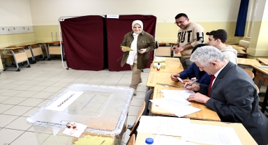 AK Parti Genel Merkez Kadın Kolları Başkanı Keşir, oyunu Düzce'de kullandı