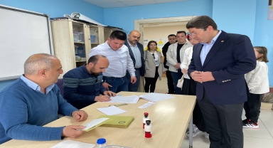 AK Parti Grup Başkanvekili Yılmaz Tunç, Bartın'da oyunu kullandı: