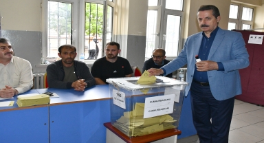 Artvin Valisi Yılmaz Doruk Cumhurbaşkanlığı 2. tur seçiminde oy kullandı
