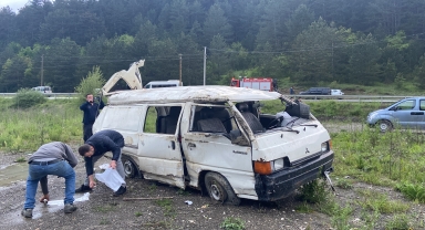 Bolu'da devrilen minibüsteki 2 kişi yaralandı