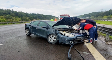 Bolu'da tırla çarpışan otomobildeki 3 kişi yaralandı