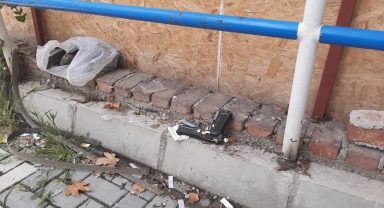 Çorum'da apartmanın bahçesinde kurusıkı tabanca bulundu