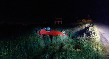 Çorum'da devrilen otomobilin sürücüsü kaza yerinden gitti