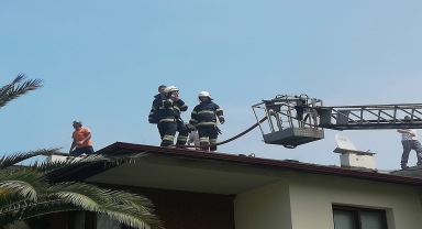 Düzce'de bir villanın çatısında çıkan yangın söndürüldü