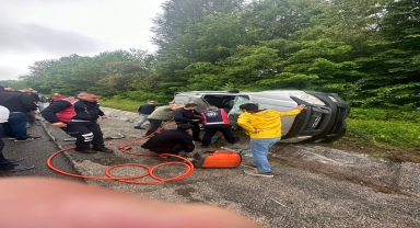 Düzce'de devrilen panelvandaki 2 kişi yaralandı