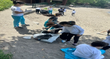 Düzce'de ilkokul öğrencileri sahilde temizlik yaptı