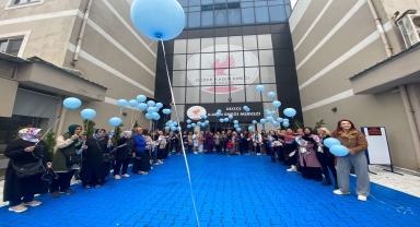 Düzce'de otizmli çocukların anneleri için gökyüzüne balon bırakıldı