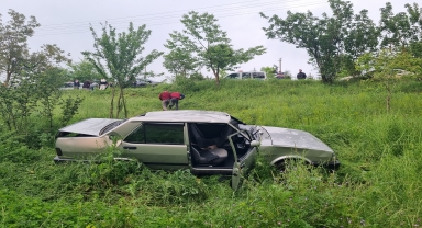 Düzce'de şarampole devrilen otomobildeki 2 kişi yaralandı