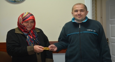Görele'de sokakta bulunan altın bileklik sahibine teslim edildi