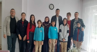 Hamamözü'nde ortaokul öğrencileri yaşlıları ziyaret etti