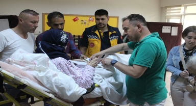 Hastanede tedavi gören kadın ambulansla oy kullanmaya götürüldü