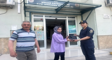 Jandarma kara yolunda unutulan çantayı sahibine teslim etti