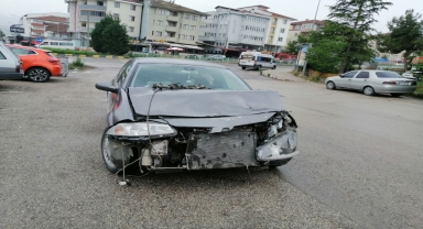 Karabük'te 4 kişinin yaralandığı trafik kazası güvenlik kamerasında