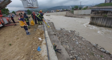 Karabük'te istinat duvarından düşen genç hastaneye kaldırıldı