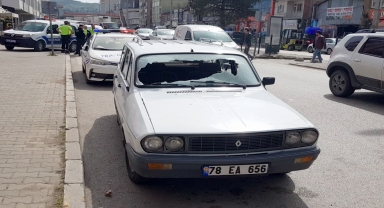 Karabük'te otomobilin yayaya çarpma anı kamerada