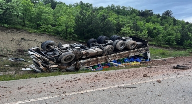 Kastamonu'da devrilen sebze yüklü kamyonun sürücüsü yaralandı
