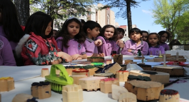 Kastamonu'da ilkokul öğrencileri müze bahçesinde atölye çalışması yaptı