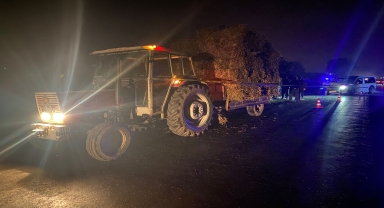 Kaza yapıp yola uzandıktan sonra üzerinden araç geçen sürücü ağır yaralandı