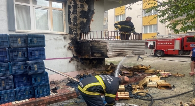 Merzifon’da sebze kasalarının tutuşması sonucu çıkan yangın büyümeden söndürüldü