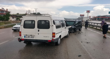 Merzifon'da zincirleme trafik kazasında 4 araçta maddi hasar oluştu