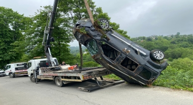 Rize'de şarampole yuvarlanan hafif ticari aracın sürücüsü yaralandı