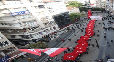 Samsun'da 1919 metrelik Türk bayrağıyla yürüyüş yapıldı