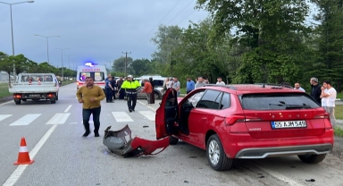 Samsun'da otomobil hafif ticari araca çarptı 2 kişi yaralandı