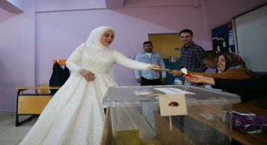 Samsun'da sandığa gelinliğiyle gelen seçmen oy kullandı