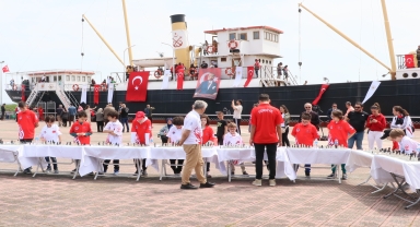 Samsun'da satranç şampiyonu ile 19 minik sporcu gösteri maçı yaptı