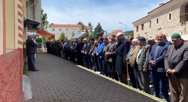 Seçimden dönüş yolunda rahatsızlanarak ölen kadın toprağa verildi