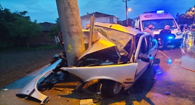 Tokat'ta aydınlatma direğine çarpan otomobildeki 2 kişi yaralandı